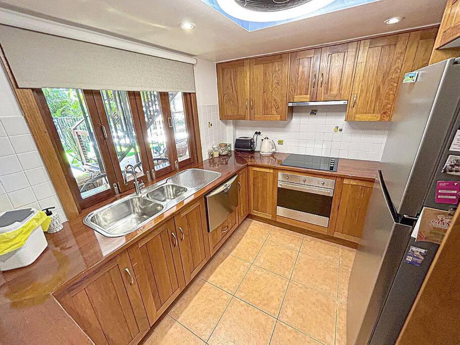 Villa Oasis, In Leafy Whitfield. Edge Hill Exterior foto